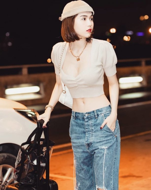 Ngọc Trinh đi shopping ở nước ngoài để mua đồ hiệu để phục vụ cho kênh Youtubecủa mình.