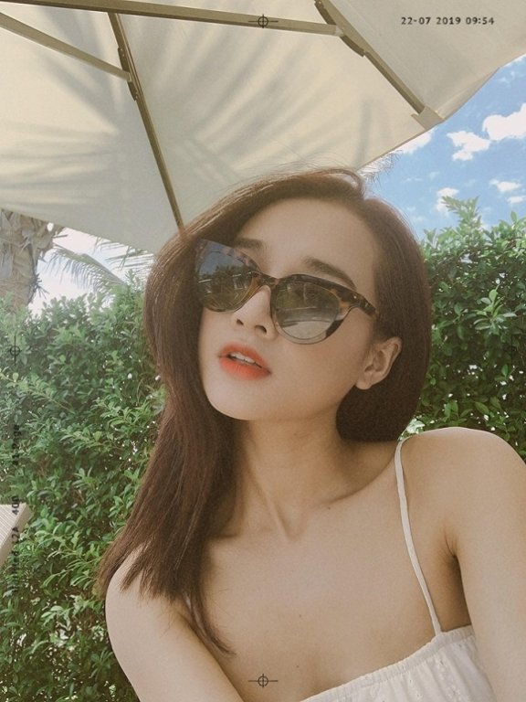 Nhã Phương khoe vẻ đẹp