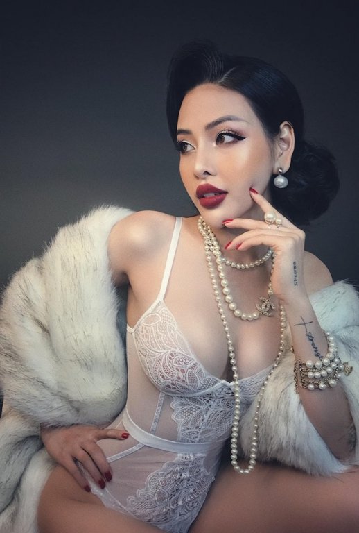 Mai Hương sở hữu vẻ ngoài nóng bỏng, thường xuyên khoe ảnh sexy trên trang cá nhân. 