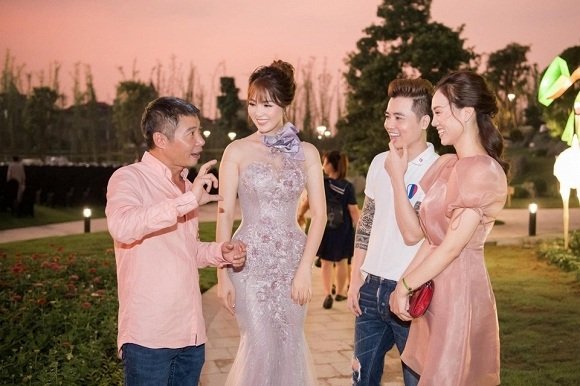 Công Lý đăng ảnh bên Á hậu Thụy Vân kèm chú thích hài hước: 