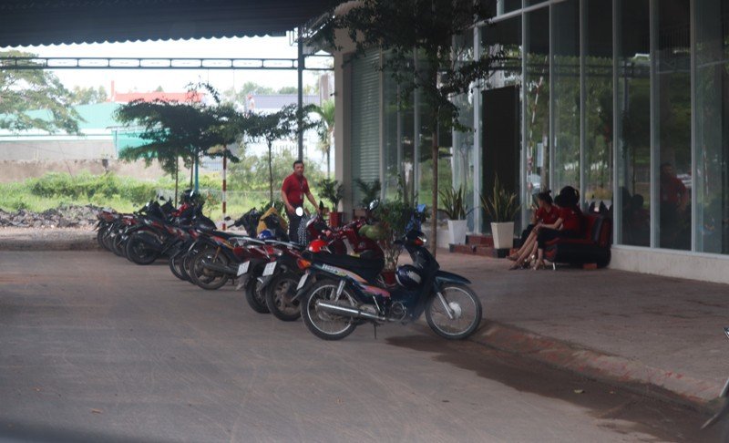sep-bi-bat-nhan-vien-alibaba-van-dong-khach-hang-ky-don-khong-to-cao