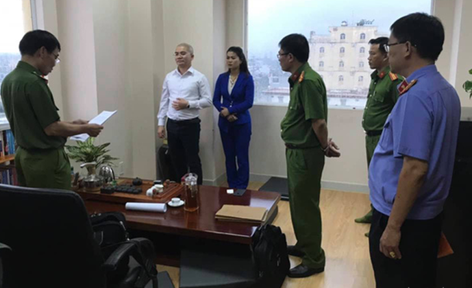 tru-so-alibaba-sang-dien-ca-dem-nguyen-thai-luyen-bi-ap-giai-len-xe-canh-sat