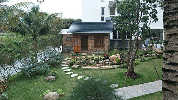 Lối kiến trúc thiết kế như thể các resort cao cấp với gạch lát và các phiến đá trang trí giữ không gian xanh.