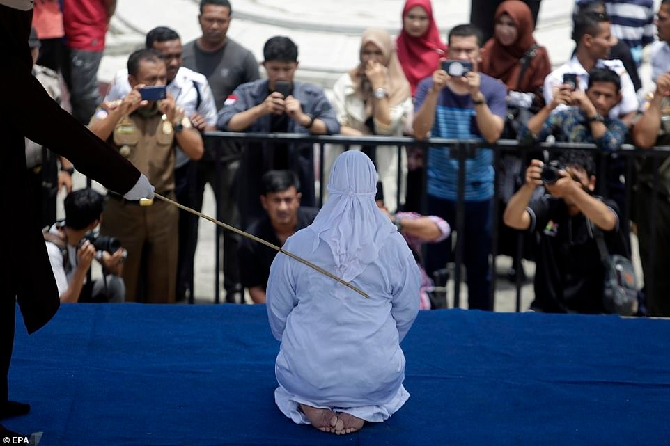 buoi-thi-hanh-an-ba-cap-doi-indonesia-pham-toi-the-hien-tinh-cam-noi-cong-cong