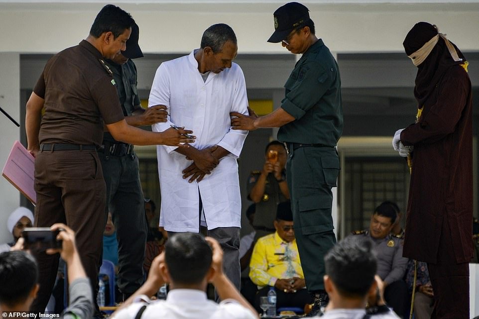 buoi-thi-hanh-an-ba-cap-doi-indonesia-pham-toi-the-hien-tinh-cam-noi-cong-cong