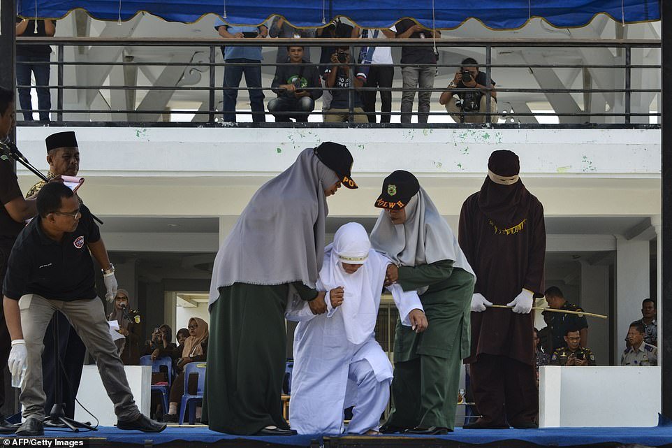 buoi-thi-hanh-an-ba-cap-doi-indonesia-pham-toi-the-hien-tinh-cam-noi-cong-cong