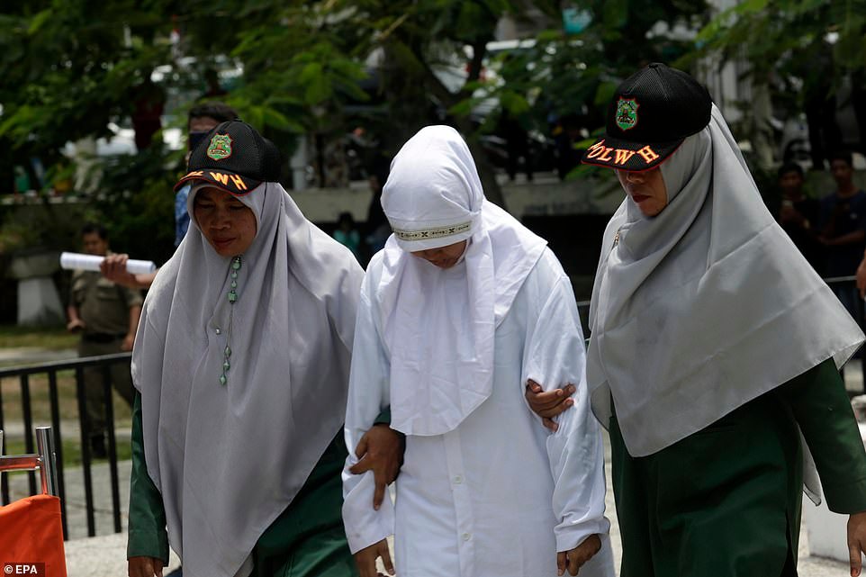 buoi-thi-hanh-an-ba-cap-doi-indonesia-pham-toi-the-hien-tinh-cam-noi-cong-cong
