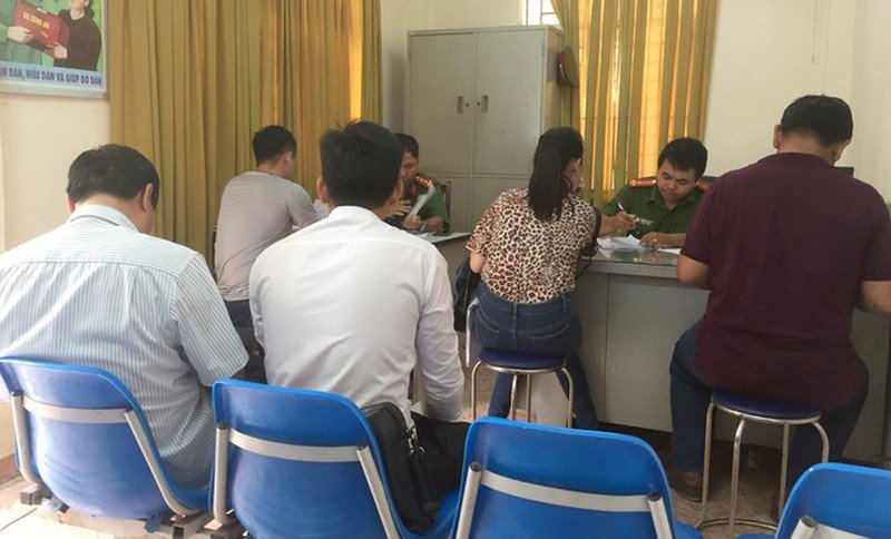 Đông đảo khách hàng kéo đến trụ sở Công an tố cáo Alibaba. (Ảnh: Đại đoàn kết).