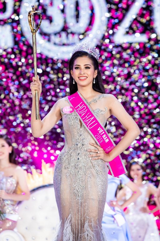 Trần Tiểu Vy sinh năm 2000, đăng quang cuộc thi Hoa hậu Việt Nam 2018. Cô được biết đến với nhan sắc tươi trẻ nhưng không kém phần sắc sảo. Qua một năm đăng quang, Tiểu Vy được khen ngày càng xinh đẹp và thần thái.
