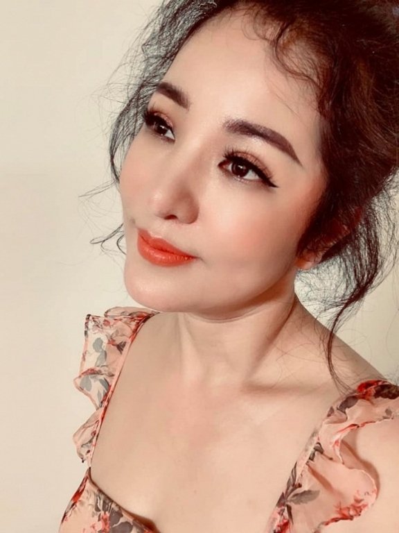 Diễn viên hài Thúy Nga tâm sự: 'Khi trẻ, chúng ta vui chơi, yêu đương và làm những điều rồ dại. Khi già, chúng ta vẫn lớn lên mỗi ngày, vẫn sai lầm, đứng dậy và đi tiếp. Đừng tháo xuống nụ cười, nửa đêm nghĩ về quá khứ mà lòng buồn man mác và đang. Con gái tóc xoăn là cả đời khổ tâm, khổ tình...chính xác thế các mẹ ạ