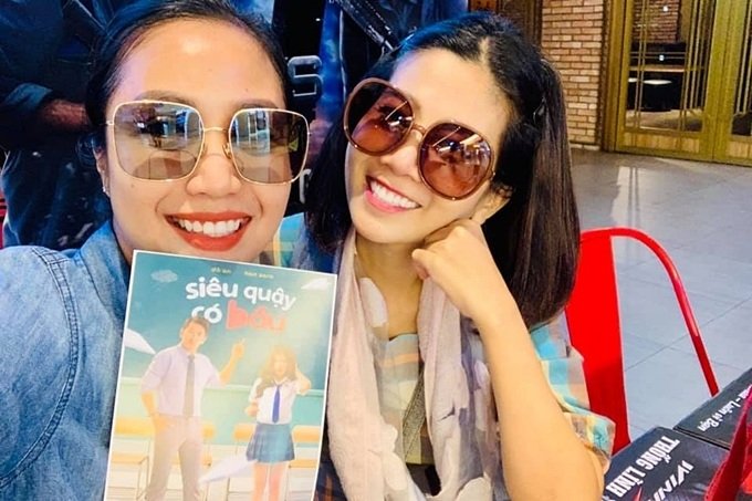 Ốc Thanh Vân đưa Mai Phương đi xem phim sau khi xuất viện. 