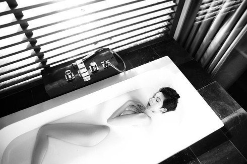 Siêu mẫu Việt yêu nhầm người đồng tính chụp ảnh sexy, trải lòng ở tuổi 40