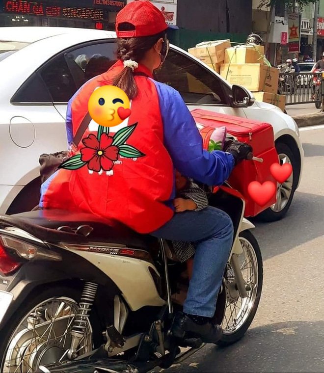 Giữa trưa nắng, hình ảnh nữ shipper kẹp con trước bụng trên đường mưu sinh gây xúc động mạnh