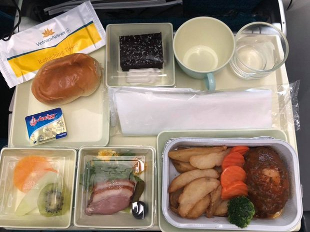 So sánh các suất ăn trên những chuyến bay quốc tế: Hãng hàng không quốc gia Việt Nam vẫn xuất sắc nhất còn lại thì... thà ăn mì gói còn hơn!