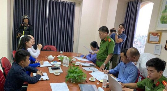 Công an khám xét trụ sở và bắt giữ lãnh đạo Alibaba ở TP HCM. (Ảnh: CA TP HCM).