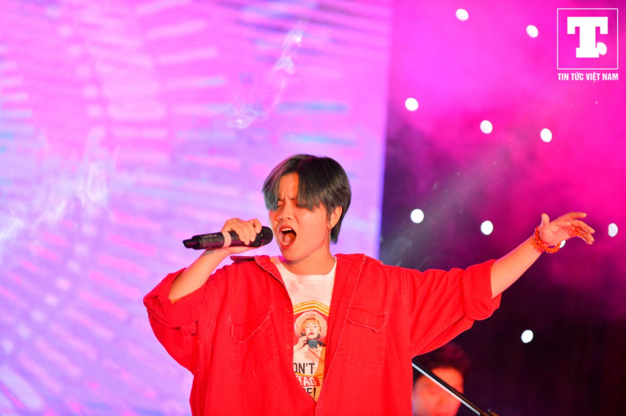 tan-sinh-vien-truong-bao-quay-nhiet-tinh-cung-huynh-james-pjnboys-trong-dem-spotlight-2019