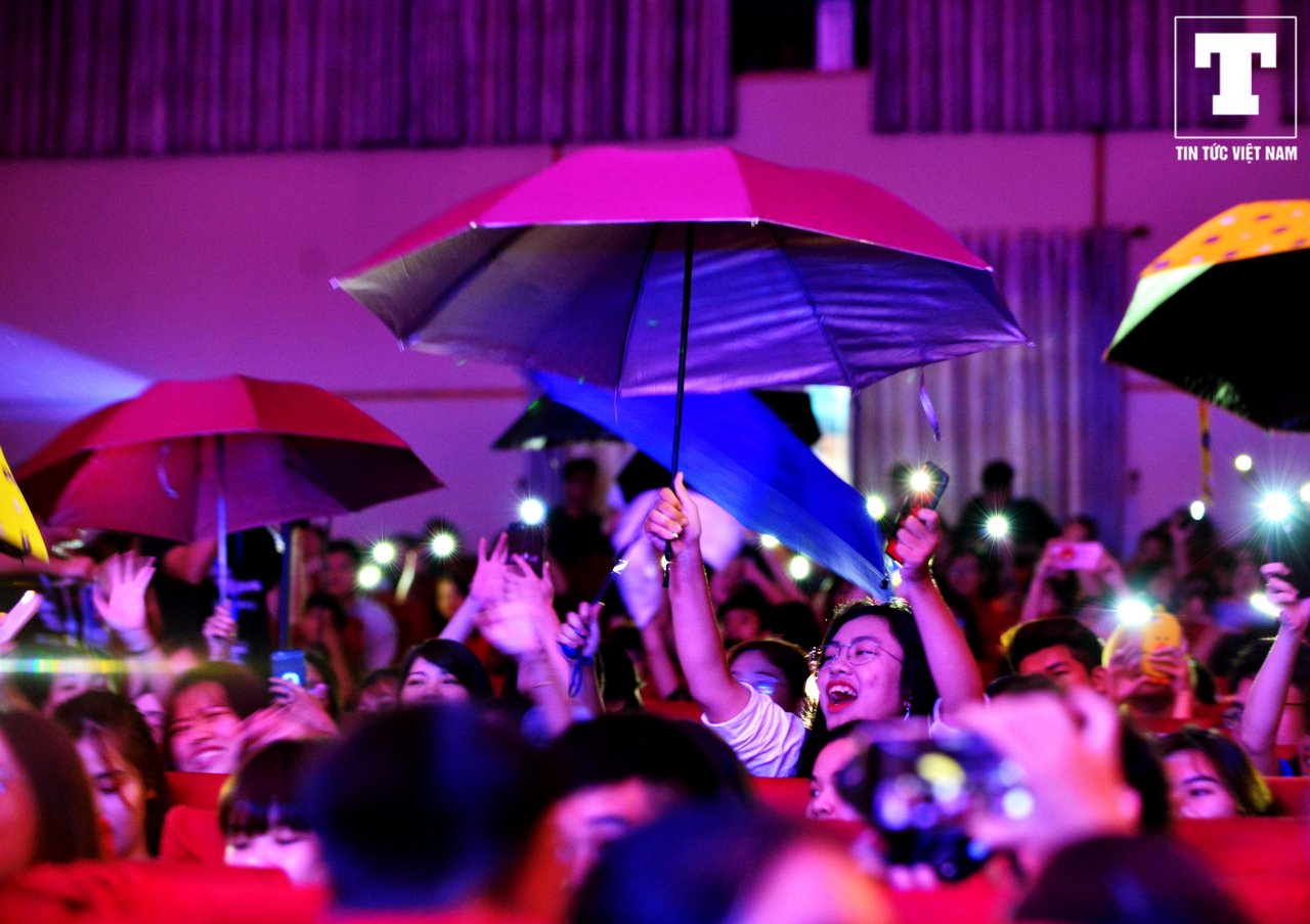 tan-sinh-vien-truong-bao-quay-nhiet-tinh-cung-huynh-james-pjnboys-trong-dem-spotlight-2019