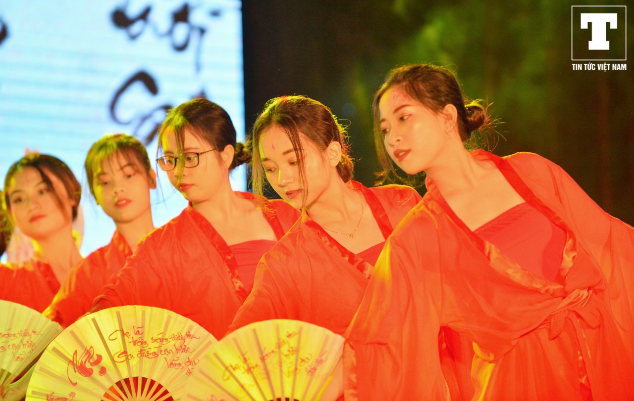 tan-sinh-vien-truong-bao-quay-nhiet-tinh-cung-huynh-james-pjnboys-trong-dem-spotlight-2019