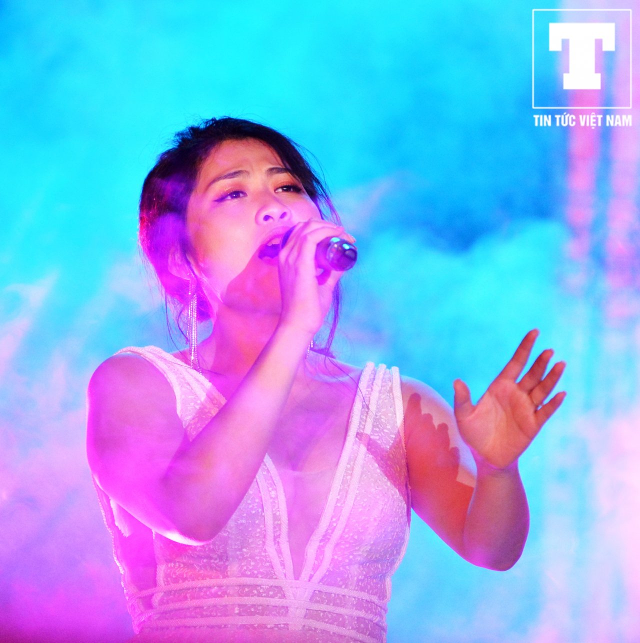 tan-sinh-vien-truong-bao-quay-nhiet-tinh-cung-huynh-james-pjnboys-trong-dem-spotlight-2019
