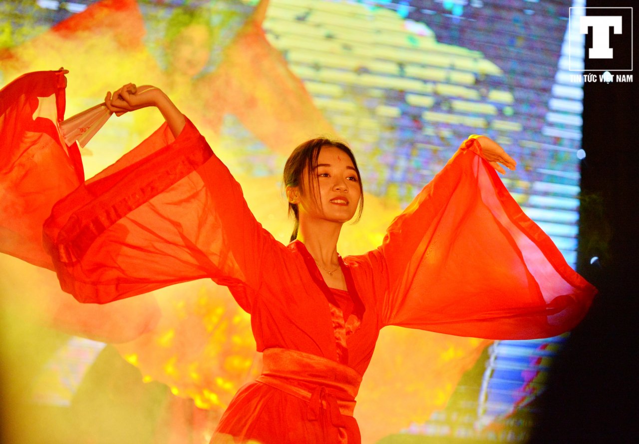 tan-sinh-vien-truong-bao-quay-nhiet-tinh-cung-huynh-james-pjnboys-trong-dem-spotlight-2019
