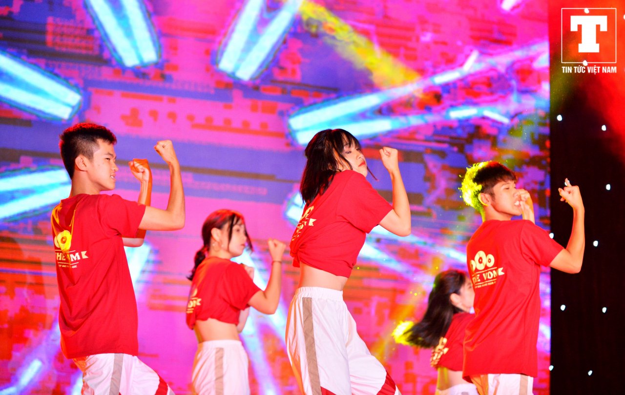 tan-sinh-vien-truong-bao-quay-nhiet-tinh-cung-huynh-james-pjnboys-trong-dem-spotlight-2019