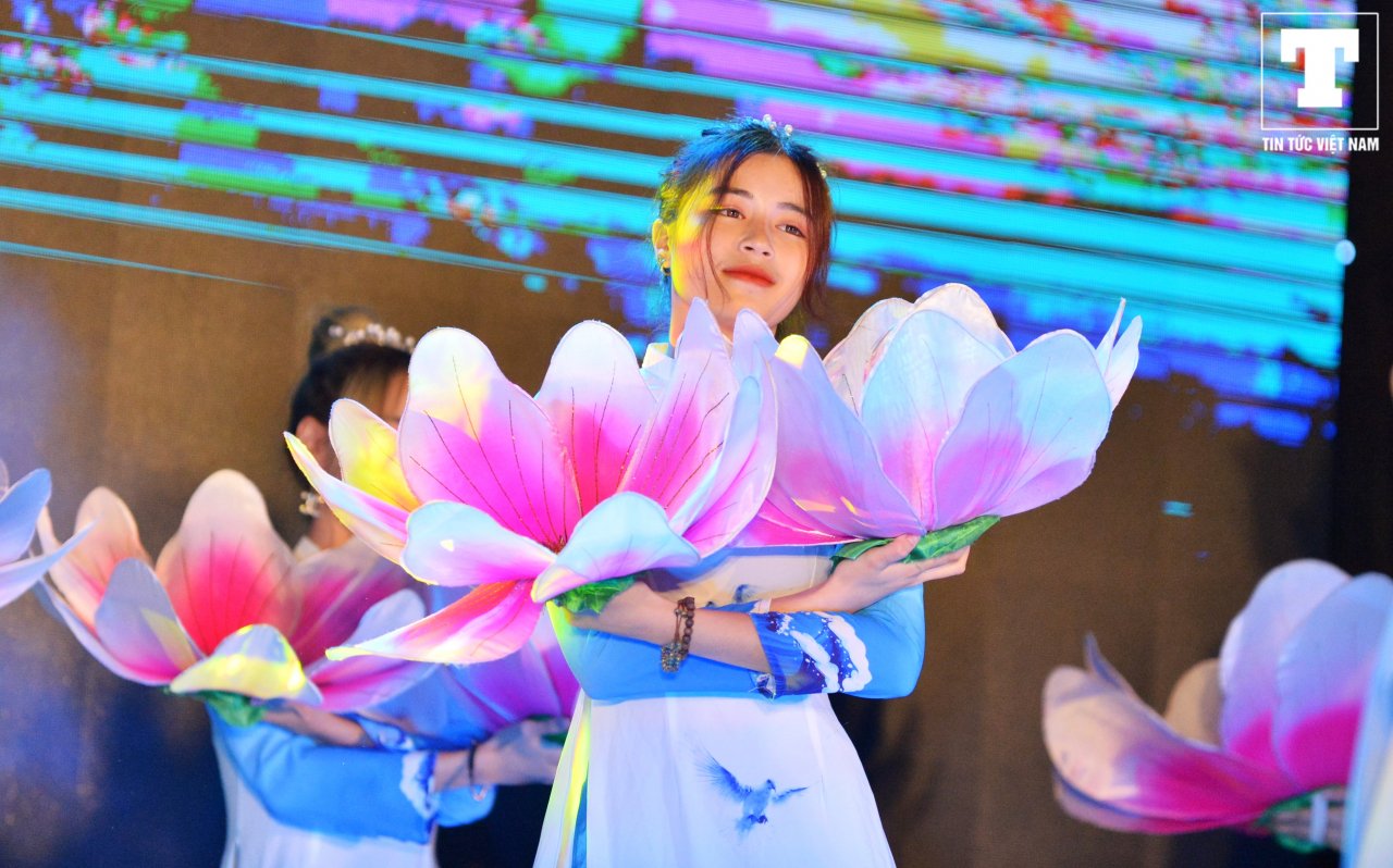 tan-sinh-vien-truong-bao-quay-nhiet-tinh-cung-huynh-james-pjnboys-trong-dem-spotlight-2019