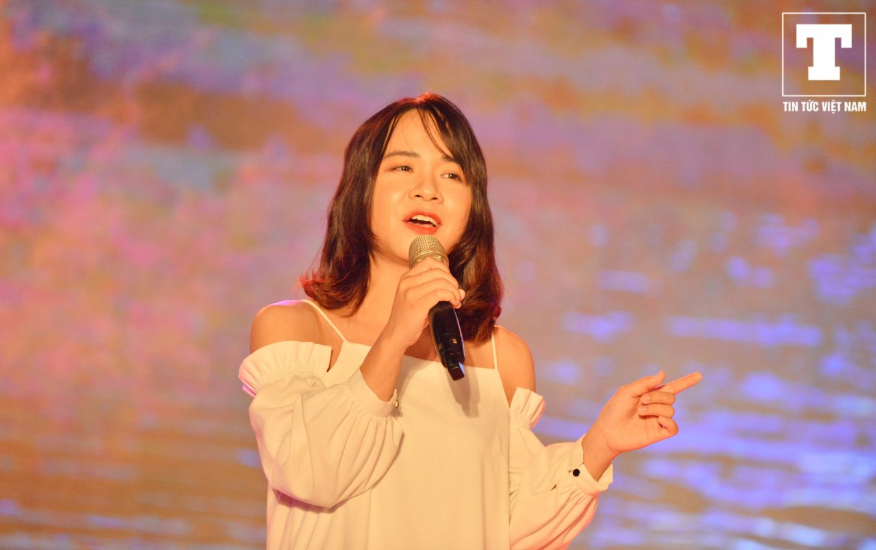 tan-sinh-vien-truong-bao-quay-nhiet-tinh-cung-huynh-james-pjnboys-trong-dem-spotlight-2019