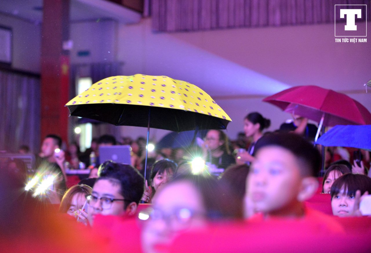 tan-sinh-vien-truong-bao-quay-nhiet-tinh-cung-huynh-james-pjnboys-trong-dem-spotlight-2019