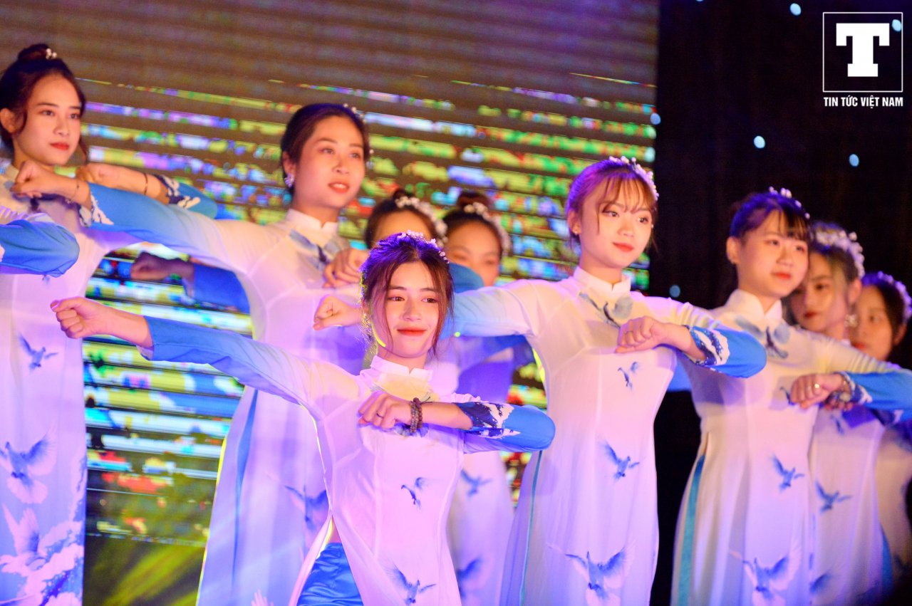 tan-sinh-vien-truong-bao-quay-nhiet-tinh-cung-huynh-james-pjnboys-trong-dem-spotlight-2019