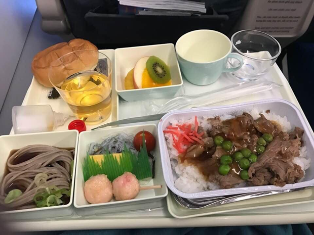 So sánh các suất ăn trên những chuyến bay quốc tế: Hãng hàng không quốc gia Việt Nam vẫn xuất sắc nhất còn lại thì... thà ăn mì gói còn hơn!