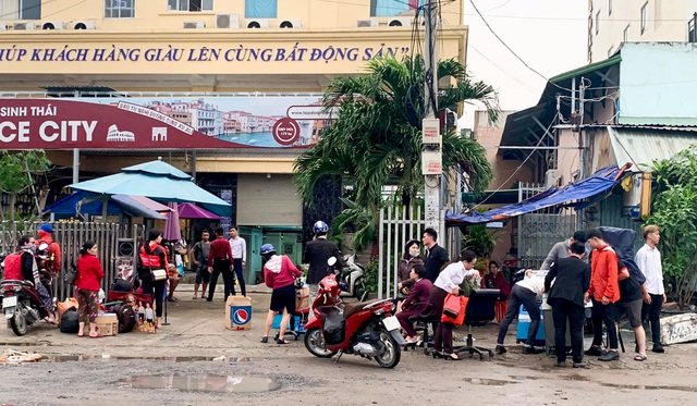 Nhân viên Alibaba đồng loạt chuyển đồ khỏi trụ sở. (Ảnh: Dân trí).