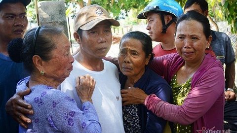Cứu 10 ngư dân bị hỏng tàu ở quần đảo Trường Sa