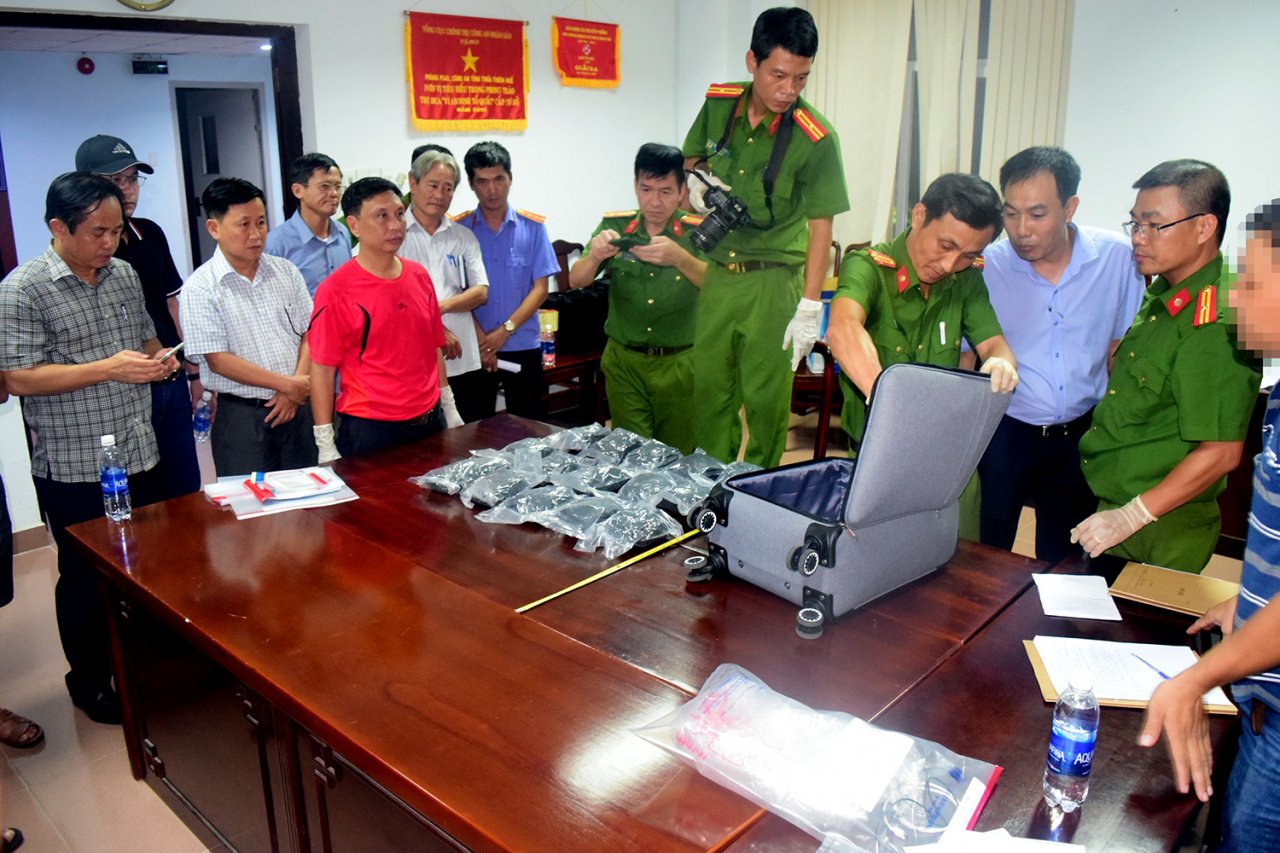 chum-anh-pha-duong-day-van-chuyen-ma-tuy-thu-giu-hon-30-ngan-vien-ma-tuy-tong-hop