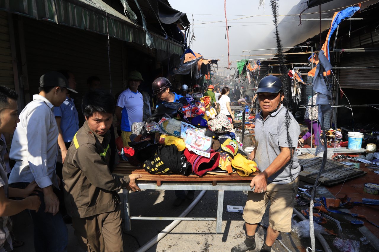 ha-noi-chay-lon-cho-to-dong-anh-tieu-thuong-hoang-loan-xach-do-bo-chay