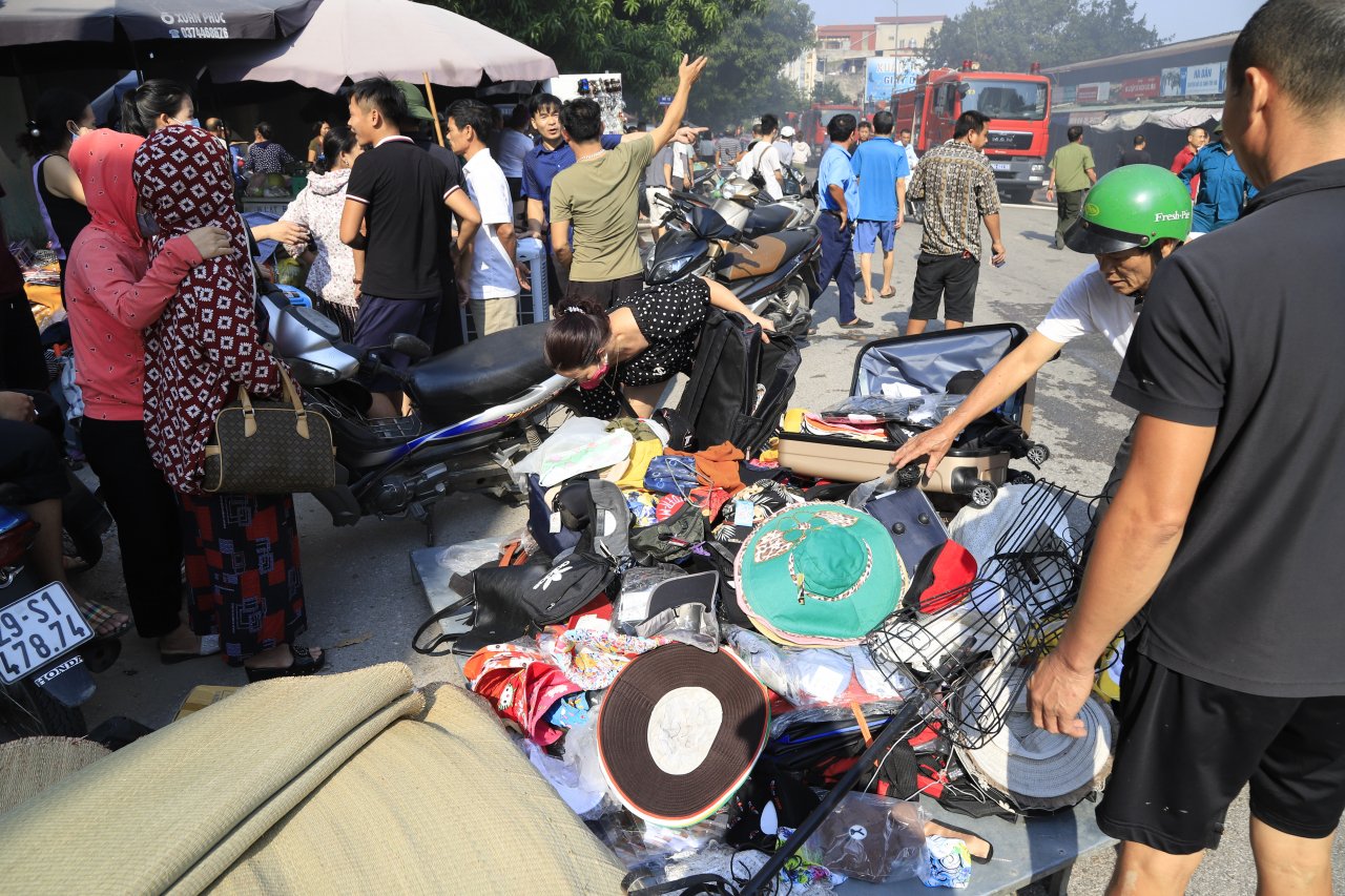 ha-noi-chay-lon-cho-to-dong-anh-tieu-thuong-hoang-loan-xach-do-bo-chay