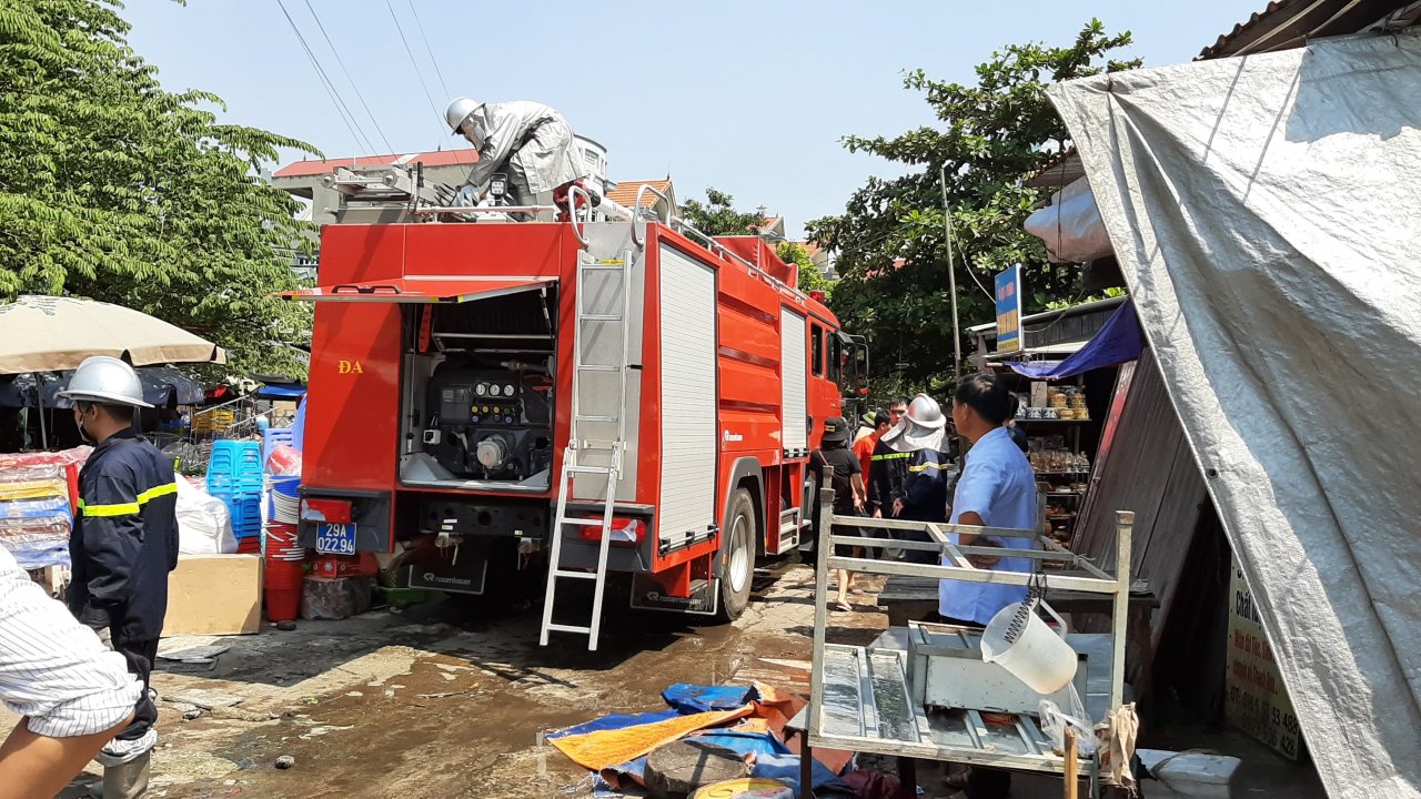 ha-noi-chay-lon-cho-to-dong-anh-tieu-thuong-hoang-loan-xach-do-bo-chay
