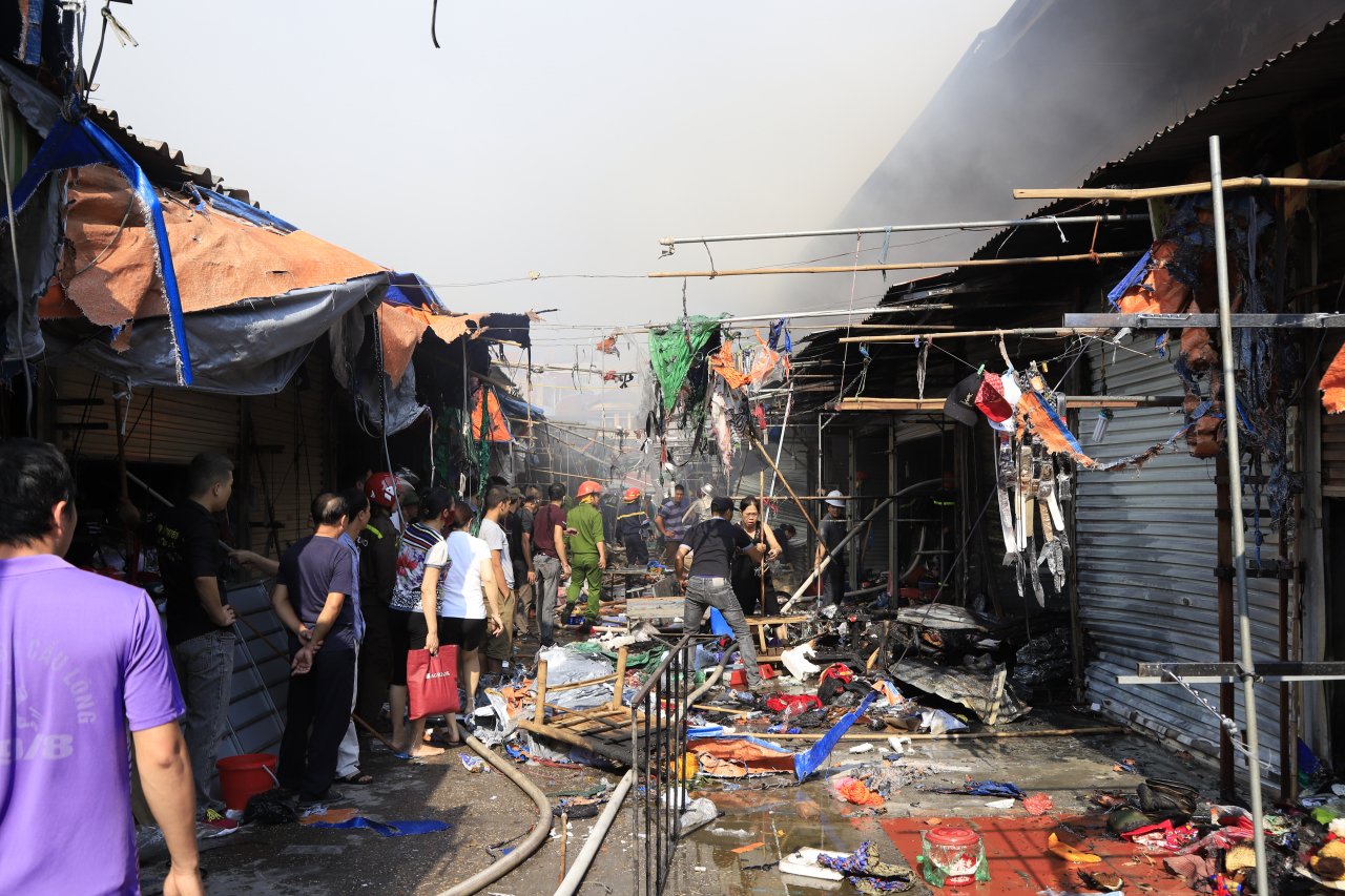 ha-noi-chay-lon-cho-to-dong-anh-tieu-thuong-hoang-loan-xach-do-bo-chay