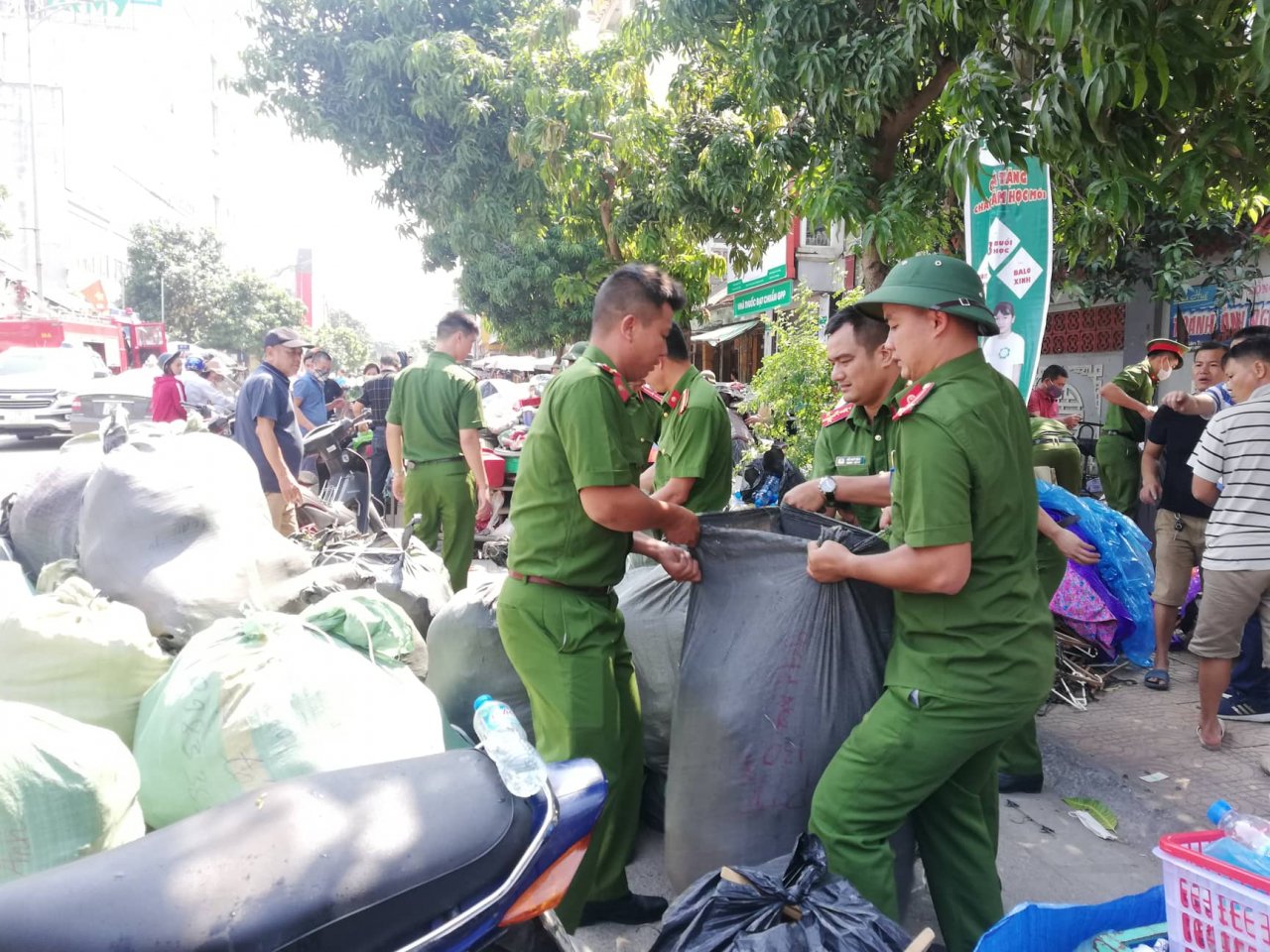ha-noi-chay-lon-cho-to-dong-anh-tieu-thuong-hoang-loan-xach-do-bo-chay