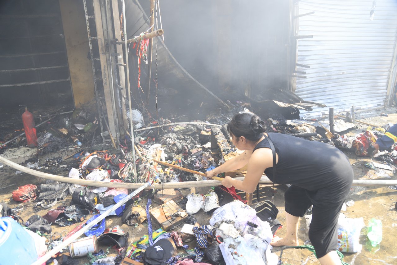 ha-noi-chay-lon-cho-to-dong-anh-tieu-thuong-hoang-loan-xach-do-bo-chay