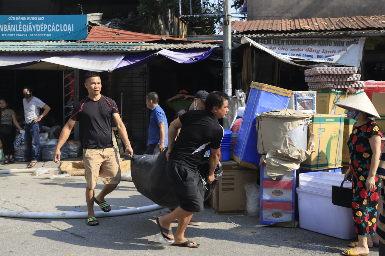 ha-noi-chay-lon-cho-to-dong-anh-tieu-thuong-hoang-loan-xach-do-bo-chay