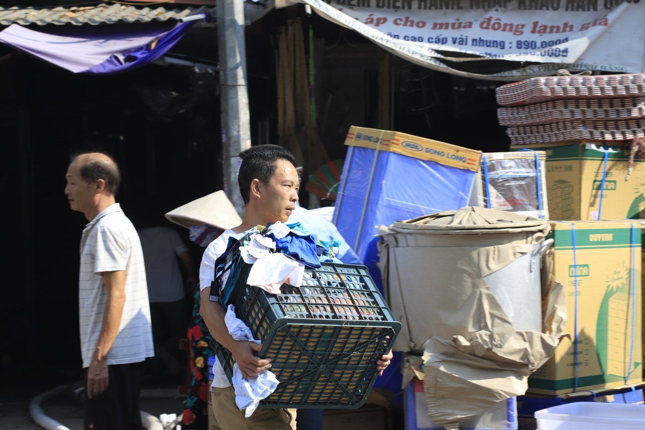 ha-noi-chay-lon-cho-to-dong-anh-tieu-thuong-hoang-loan-xach-do-bo-chay