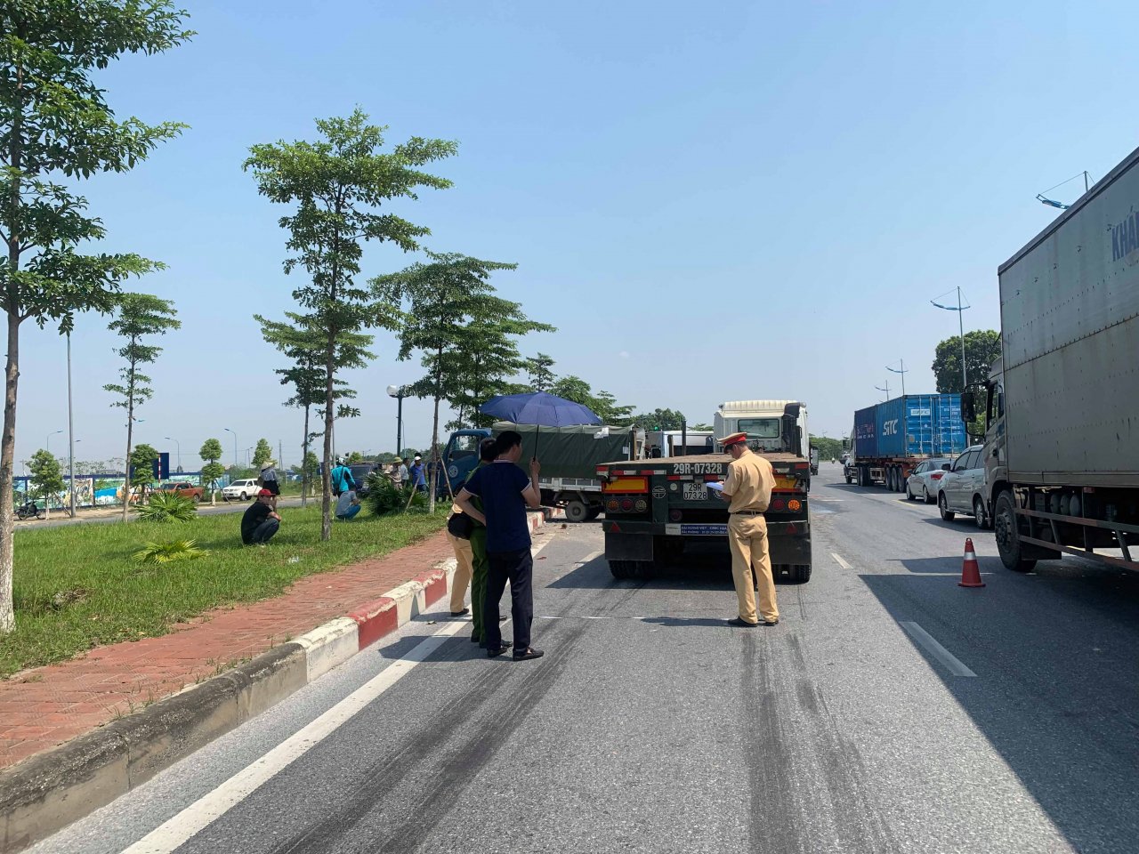 ha-noi-xe-container-dam-lien-hoan-3-xe-o-to-dung-cho-den-do