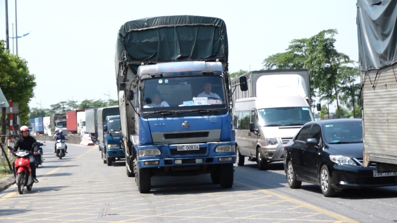 ha-noi-xe-container-dam-lien-hoan-3-xe-o-to-dung-cho-den-do