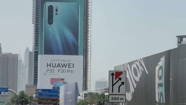 samsung-tra-dua-huawei-mot-cach-tham-thuy