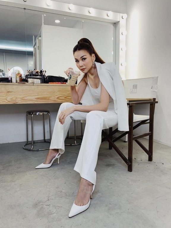Thanh Hằng tạo dáng cực chất với vest trắng.