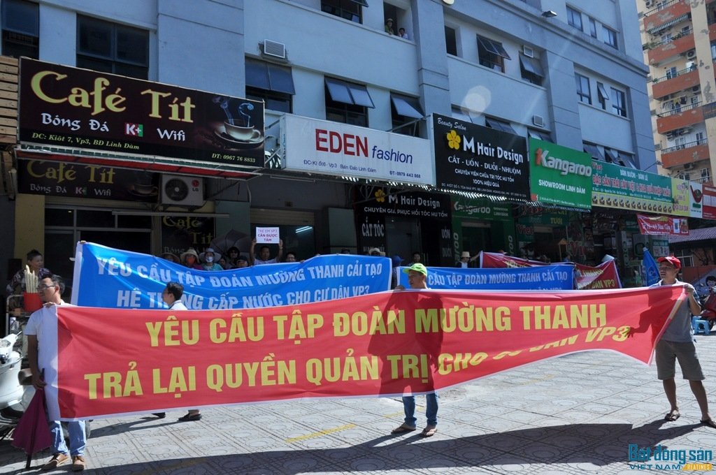 Vào thời điểm 2017, cư dân tại VP3 cũng từng căng băng rôn yêu cầu Mường Thanh tạo hệ thống cấp nước sạch. (Ảnh: Reatimes).