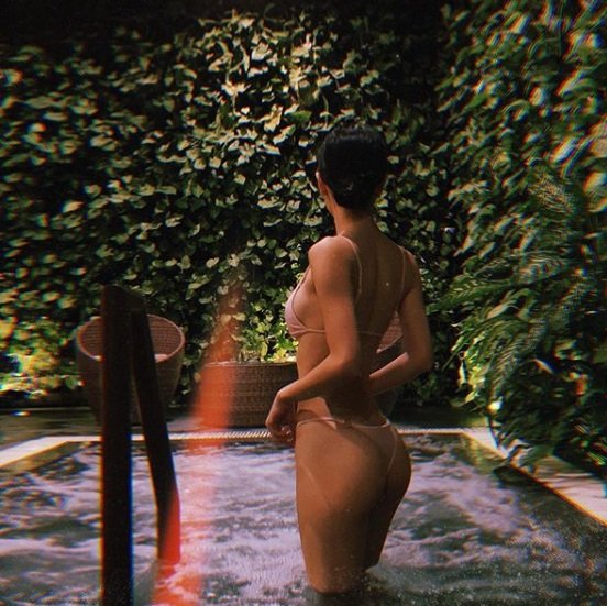 Từ sau khi công khai chuyện nâng ngực, Jun Vũ chuyển sang phong cách sexy, thường xuyên đăng ảnh mặc áo tắm khoe sắc vóc. Người đẹp cũng nhận được nhiều lời khen với phong cách gợi cảm ở tuổi 24.