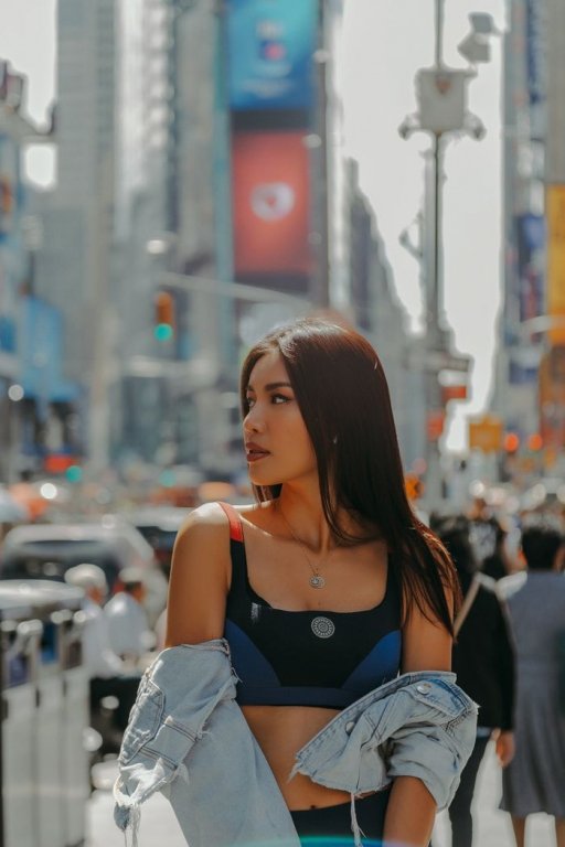 Minh Tú khoe vẻ đẹp khỏe khoắn trên đường phố New York. Người đẹp tới Mỹ để tham dự “New York Fashion Week”.