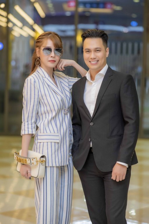 Quế Vân cho hay sau khi phẫu thuật thẩm mỹ, Việt Anh thường xuyên dùng app chỉnh ảnh khiến cô cảm thấy khó chịu, giận dỗi đến mức không nhìn mặt nhau, đến tận một tháng sau mới gặp lại. 