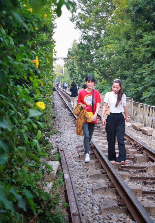Khám phá đoạn đường tàu “sống ảo” rợp bóng cây xanh gây “sốt” ở Hà Nội - 12
